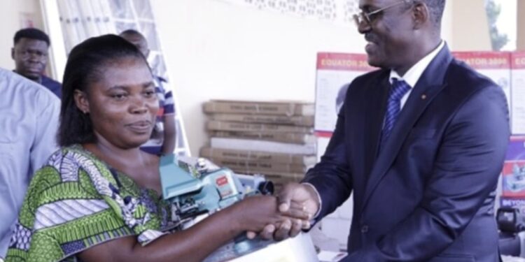 TOGO : Le gouvernement dote de jeunes artisans en kits d’installation